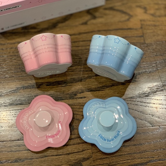 New Rare Le Creuset Little Twin Stars Flower Ramekins Set of 2 - Picture 5 of 11